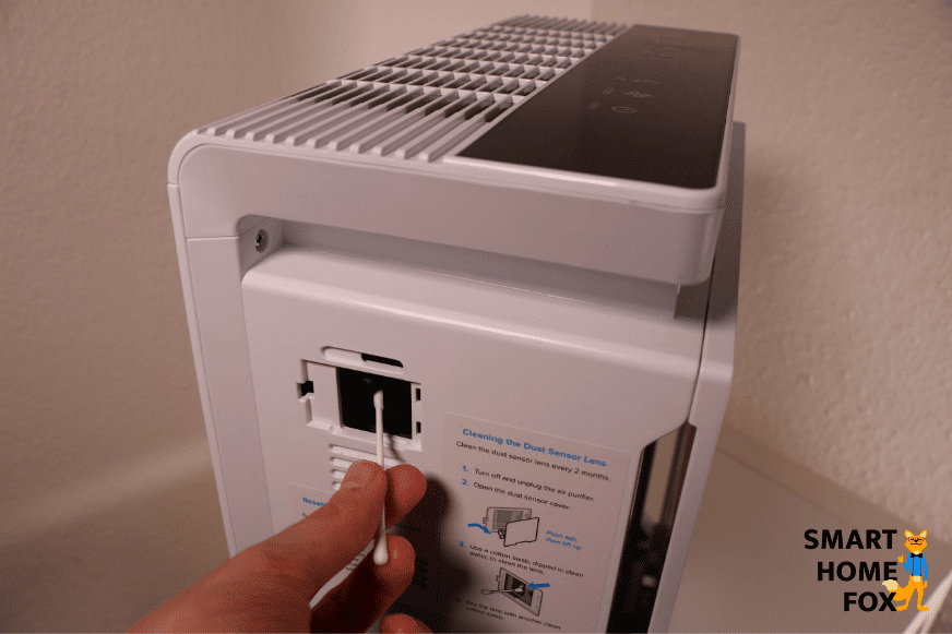 Der Luftqualitätssensor wird mit einem Wattestäbchen gereinigt